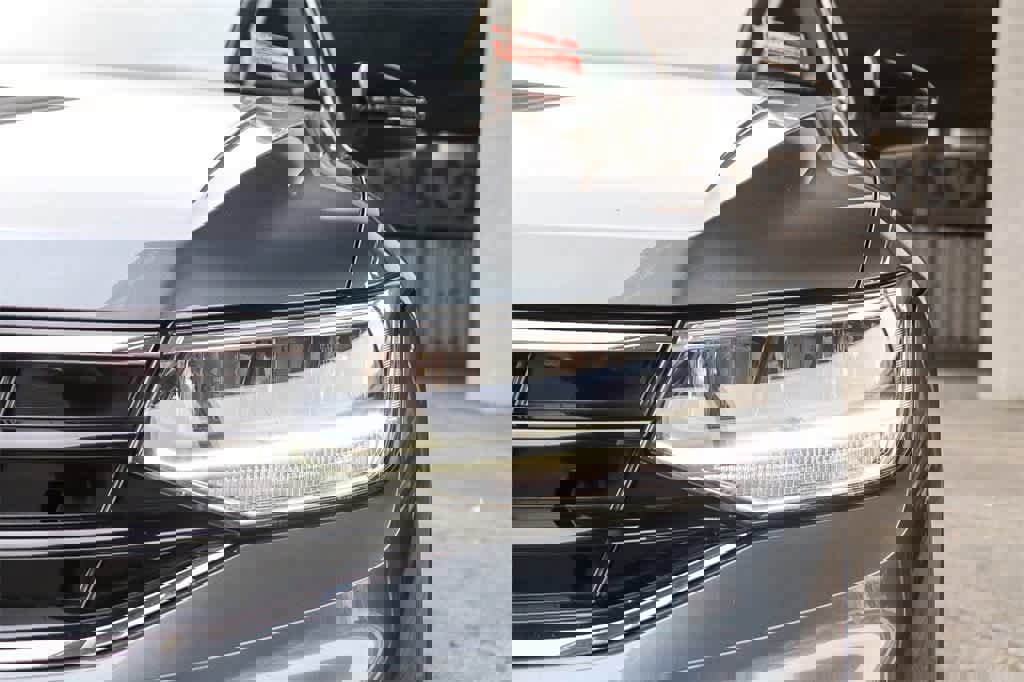 Used 2023 Volkswagen Tiguan SE R-Line image 7