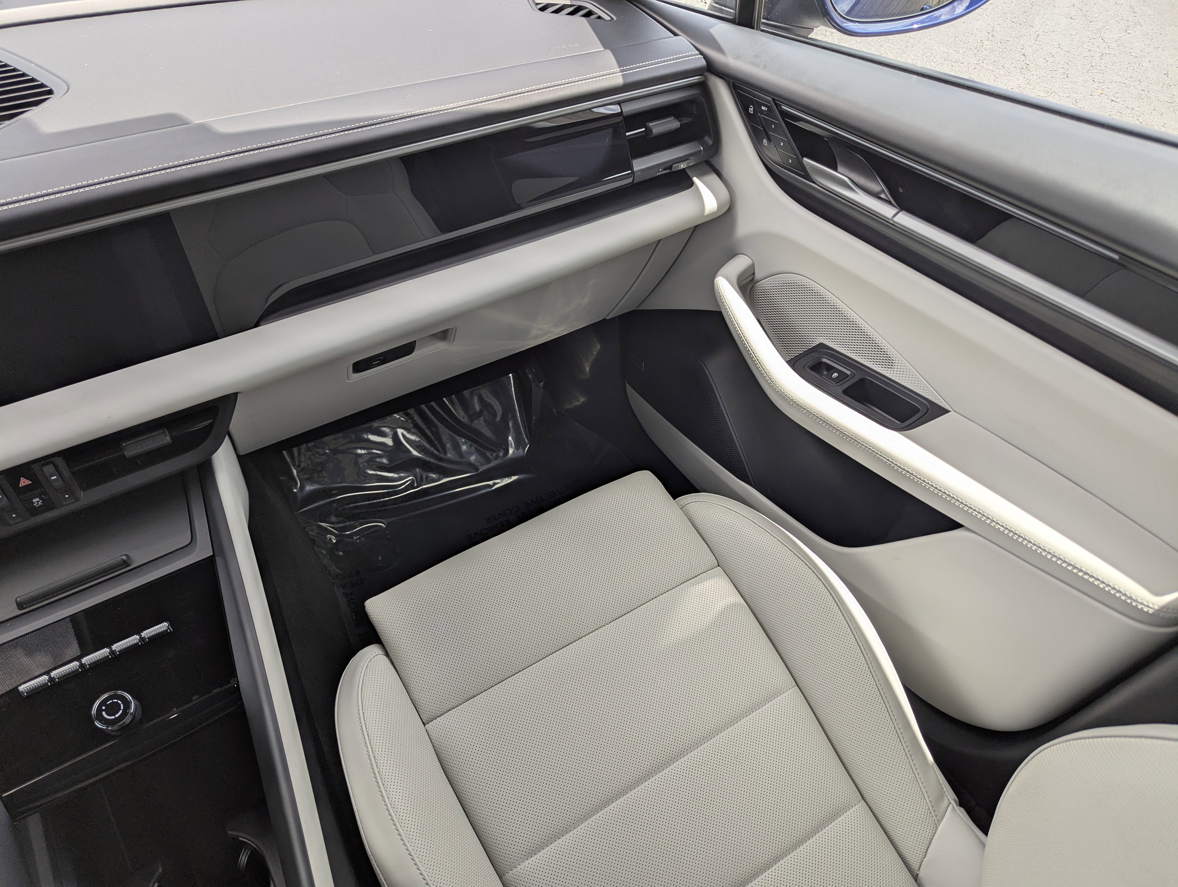 Certified 2025 Porsche Macan Electric RWD image 19