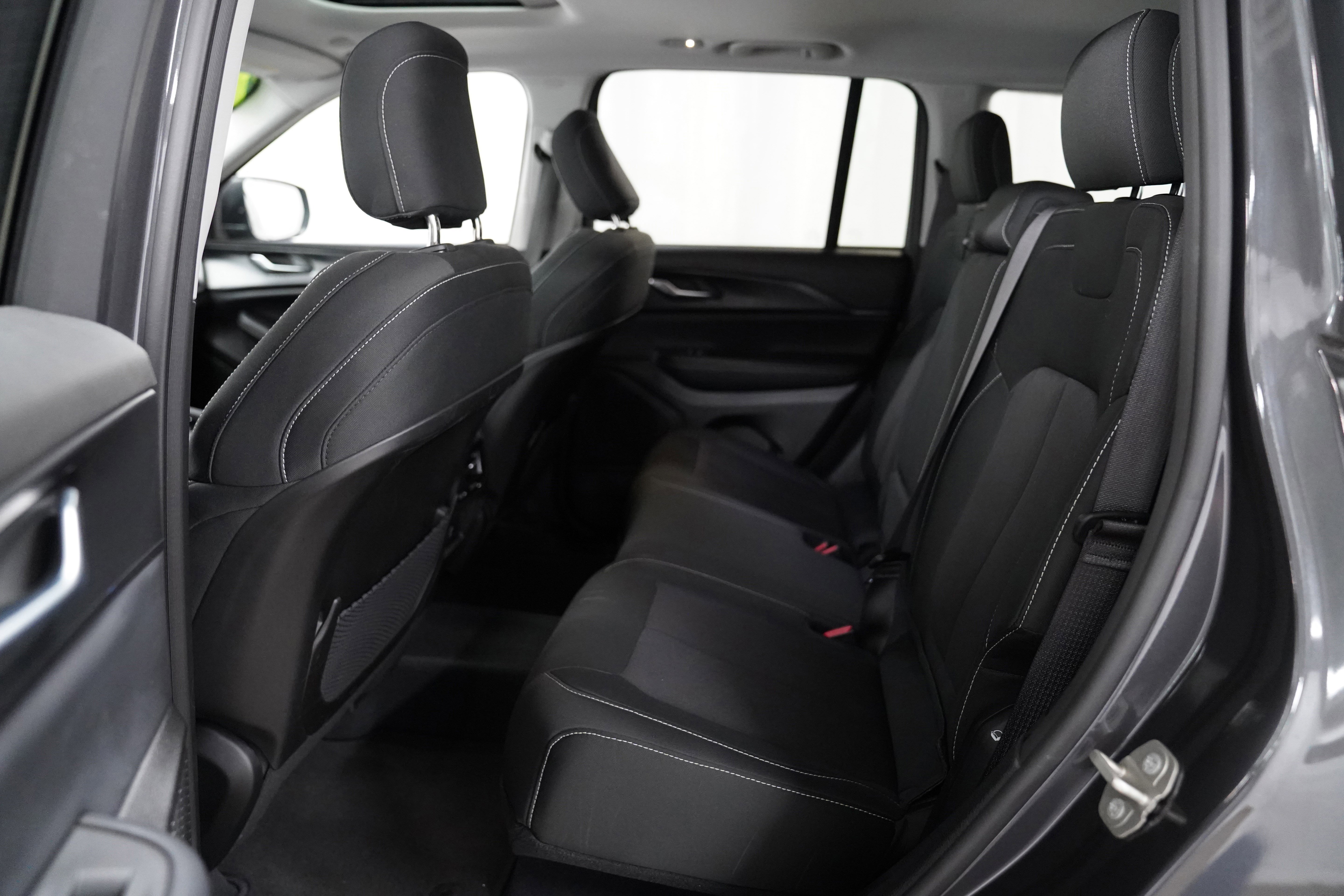 Used 2023 Jeep Grand Cherokee Laredo X image 5