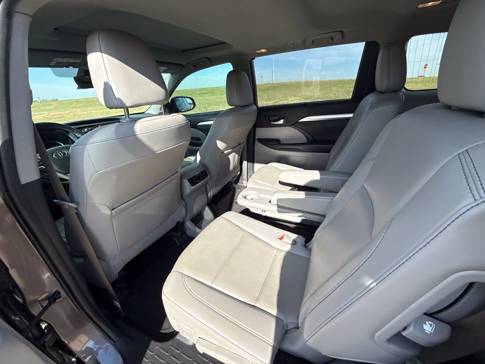 Used 2019 Toyota Highlander XLE FWD image 17