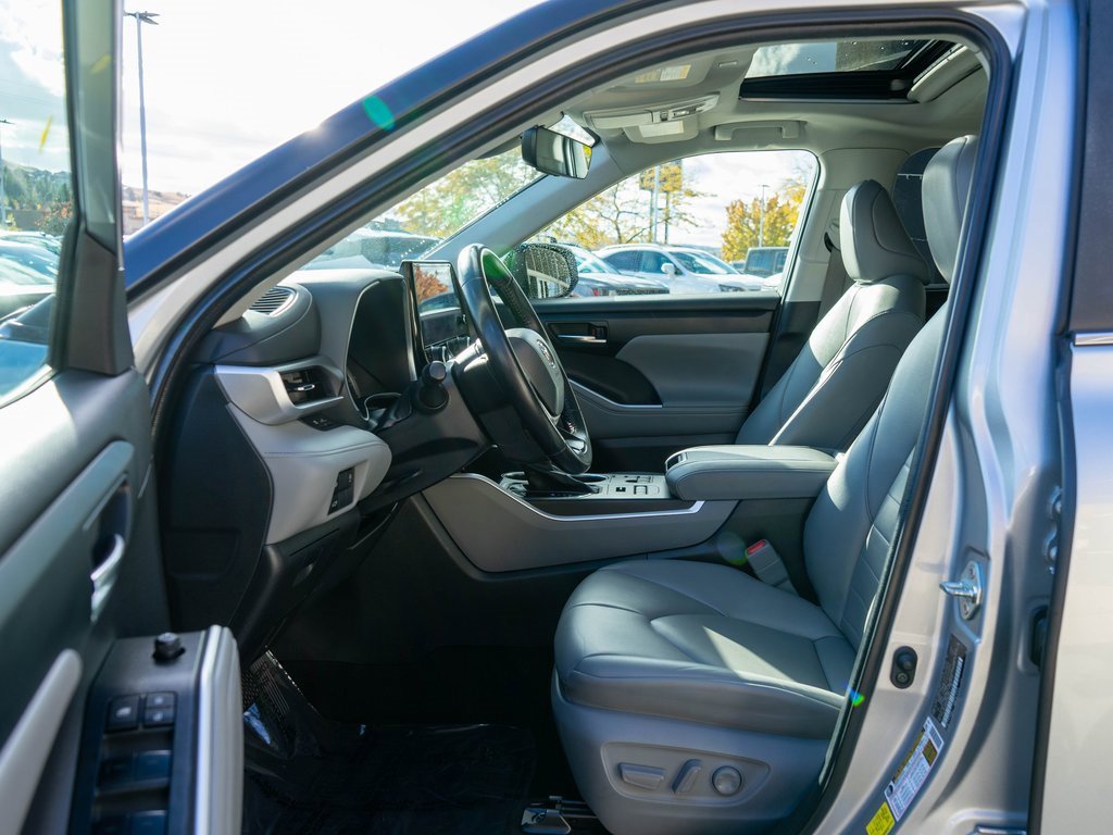 Used 2023 Toyota Highlander L image 11