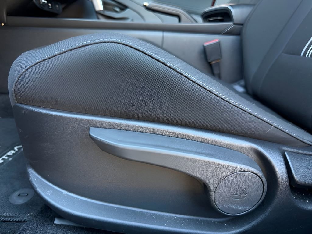 Used 2025 Hyundai Elantra Blue image 14