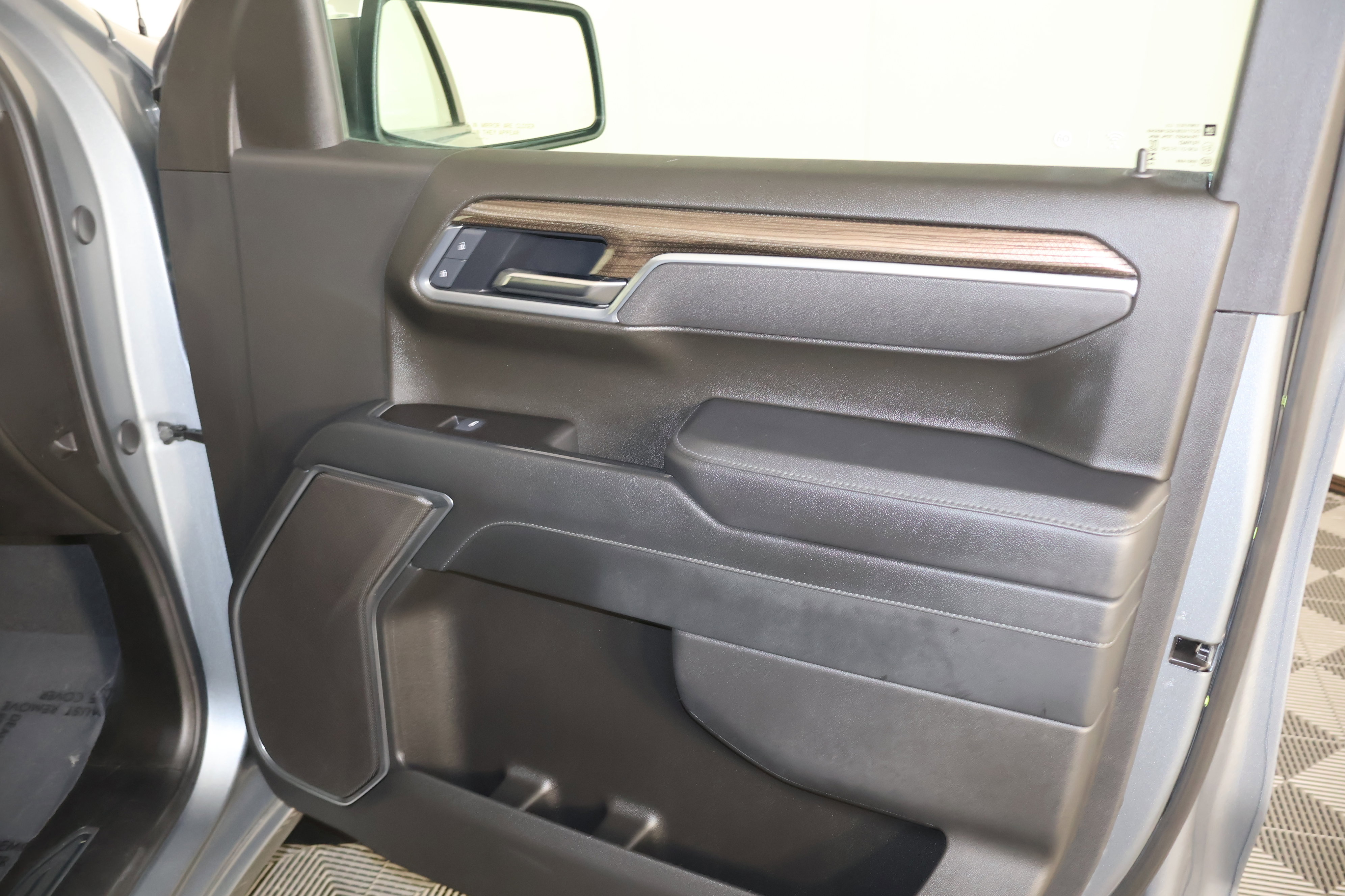 Used 2025 Chevrolet Silverado 1500 LT image 44