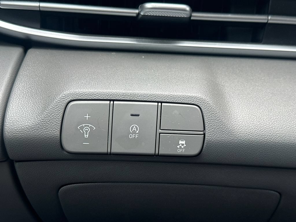 Used 2025 Hyundai Elantra SE FWD image 19