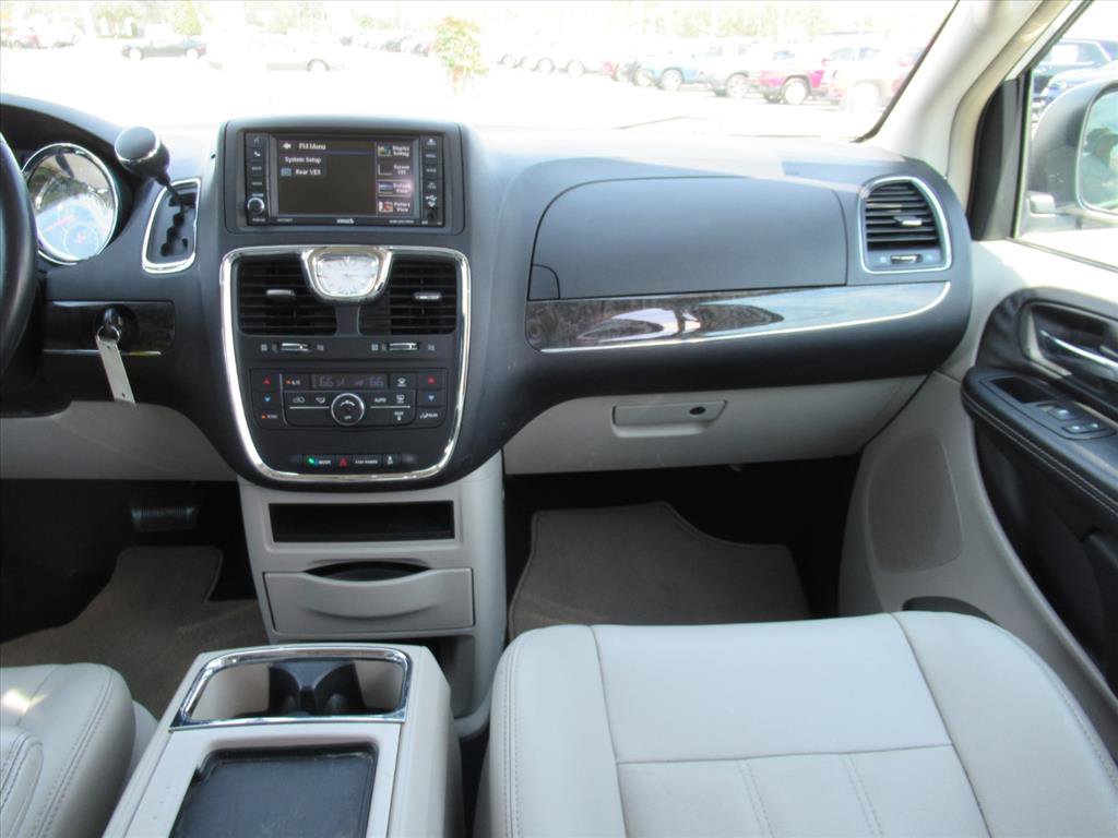 Used 2014 Chrysler Town & Country Touring image 15