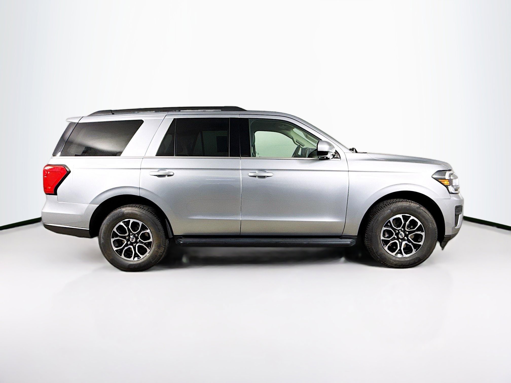 Used 2024 Ford Expedition XLT image 2