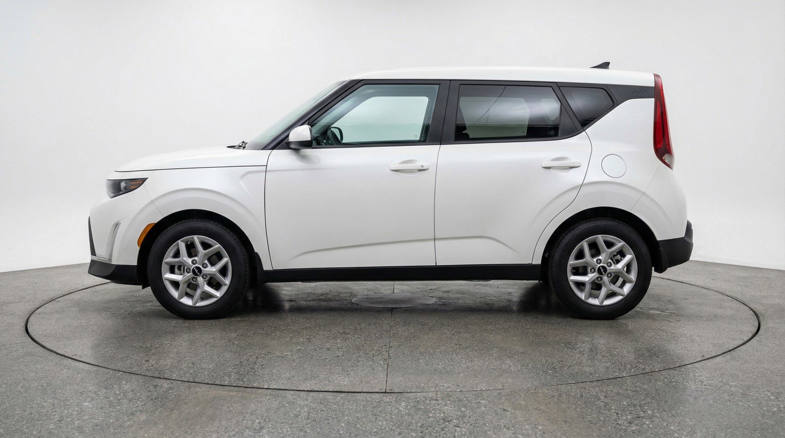 Used 2025 Kia Soul LX w/ LX Technology Package FWD image 5