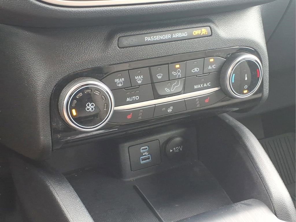 Used 2022 Ford Escape SE w/ Cold Weather Package image 9