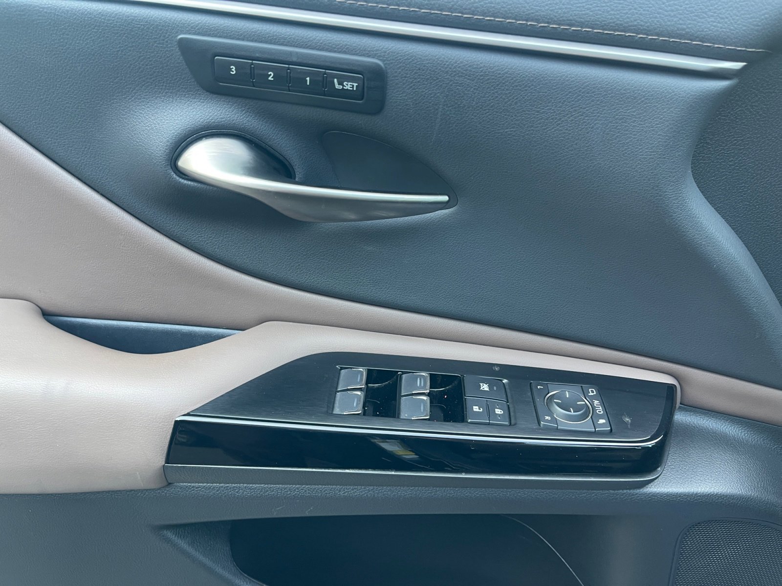 Used 2023 Lexus ES 300h w/ Premium Package image 20