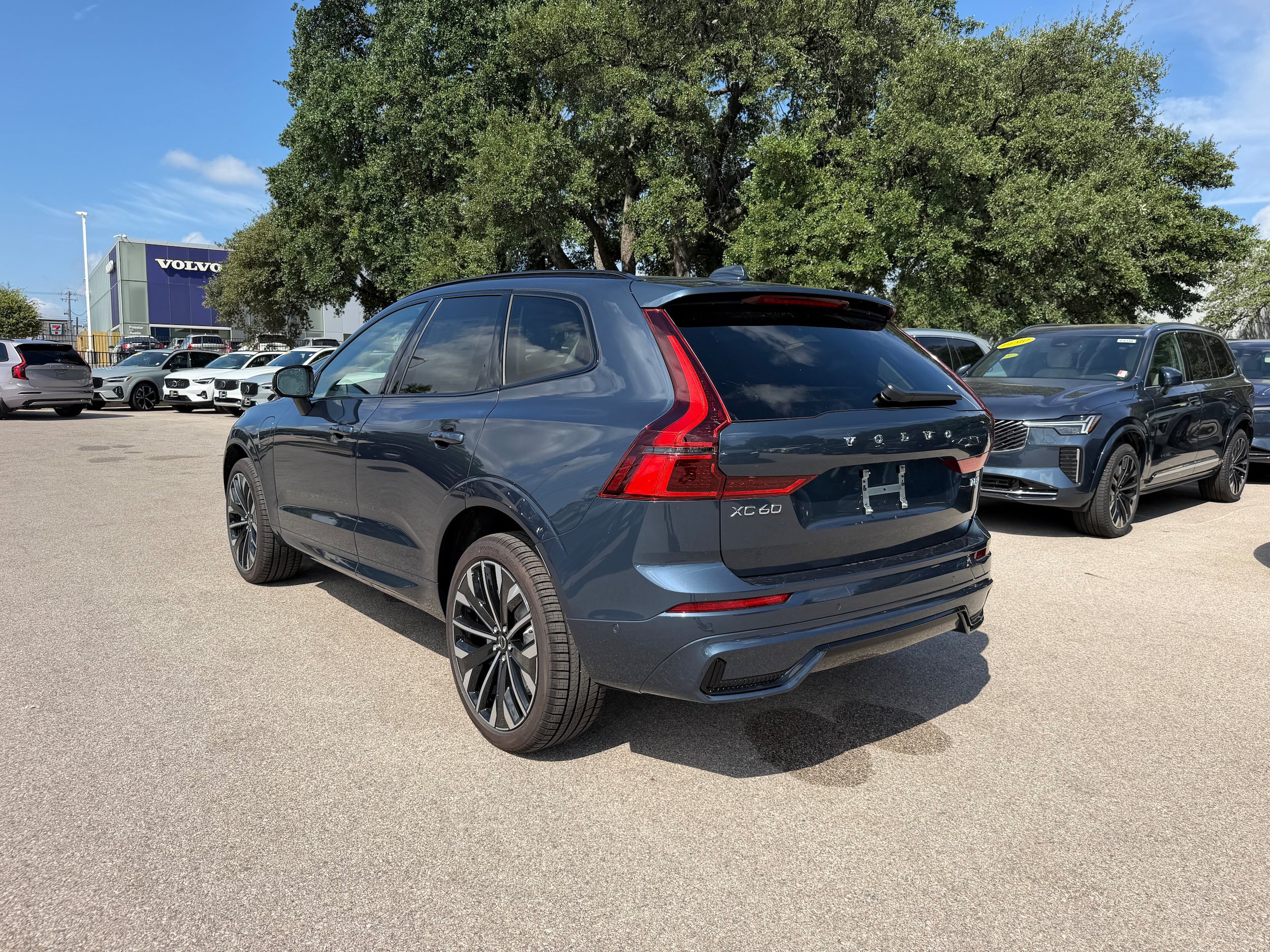 New 2026 Volvo XC60 T8 Ultra w/ Climate Package AWD/4WD image 4
