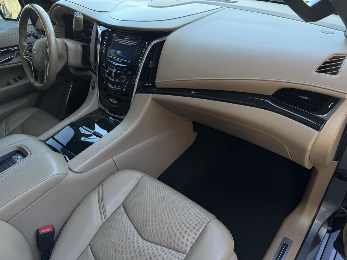 Used 2020 Cadillac Escalade ESV Platinum w/ Escalade Sport Edition image 24