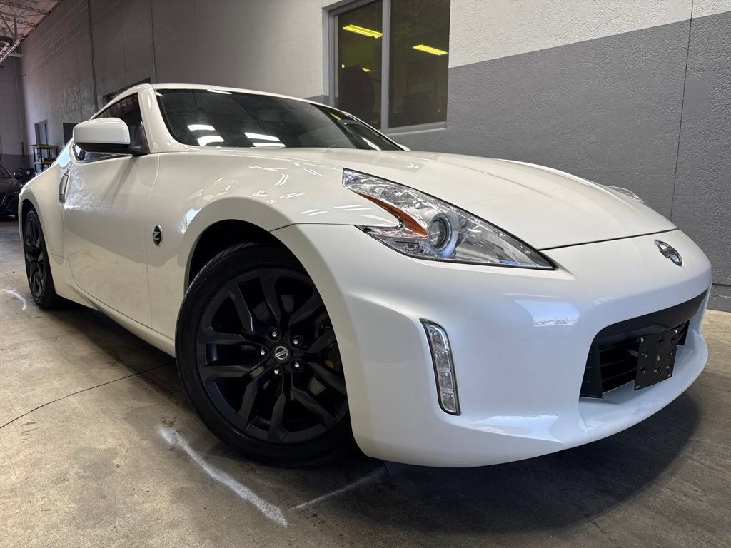 Used 2016 Nissan 370Z Coupe RWD image 2