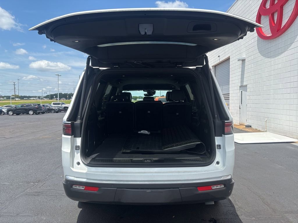 Used 2022 Jeep Wagoneer Series III AWD/4WD image 30