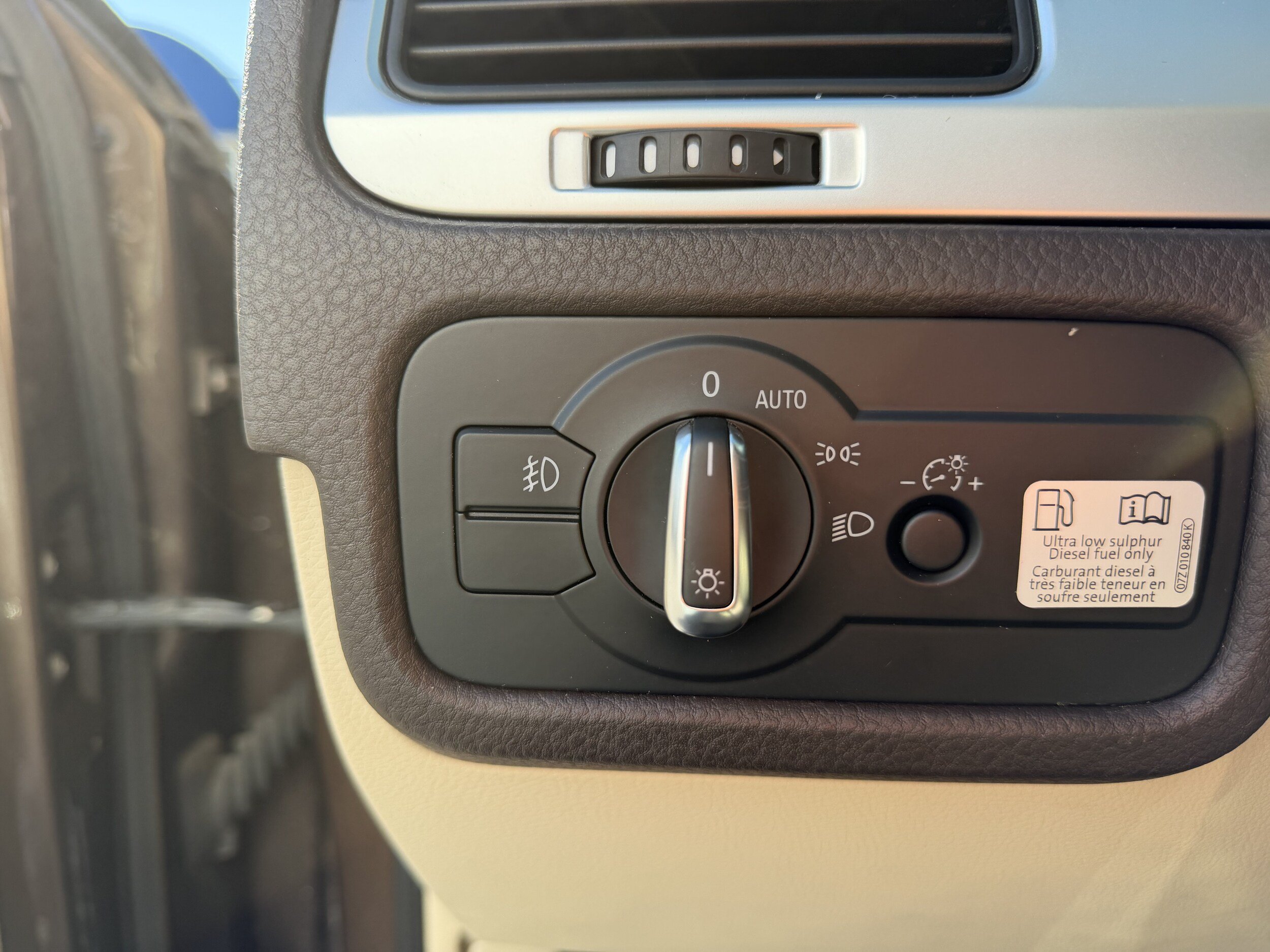 Used 2013 Volkswagen Touareg TDI AWD/4WD image 13
