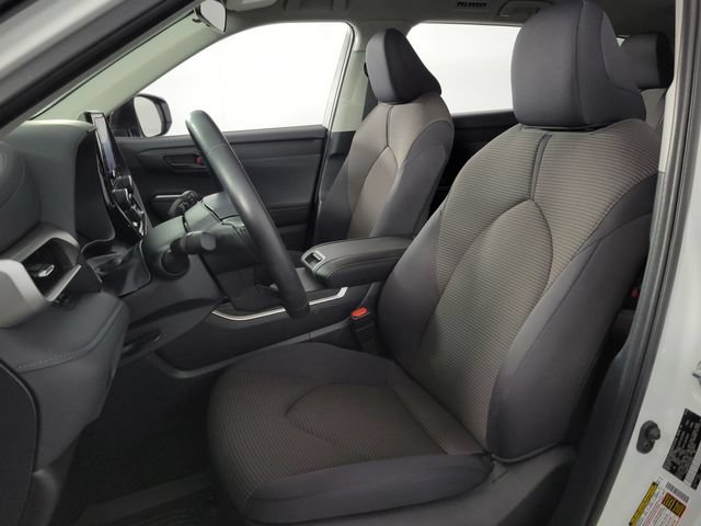 Used 2024 Toyota Highlander LE FWD image 15