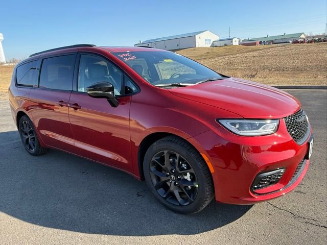 New 2026 Chrysler Pacifica Limited image 3