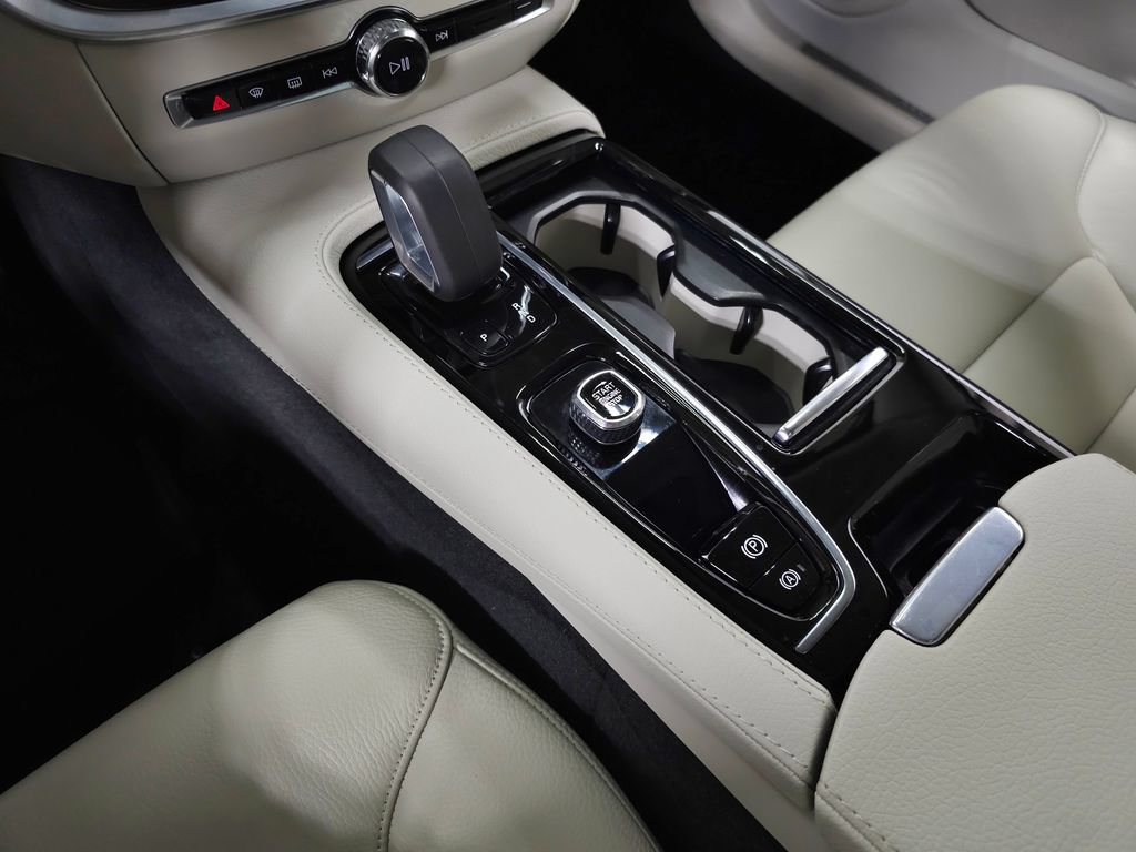 Certified 2022 Volvo S60 T8 R-Design Expression w/ Advanced Package AWD/4WD image 33