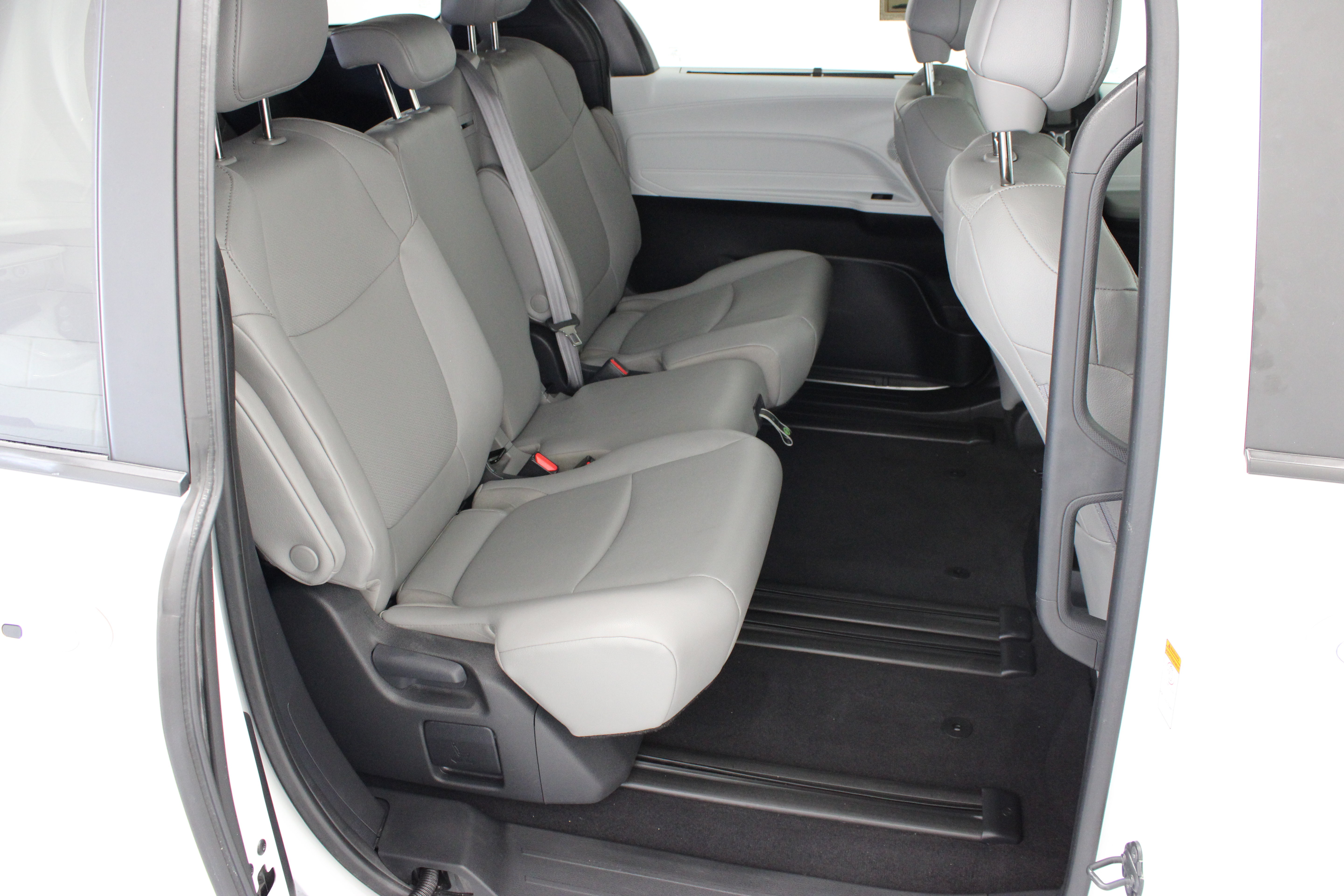 Used 2025 Toyota Sienna XLE FWD image 36