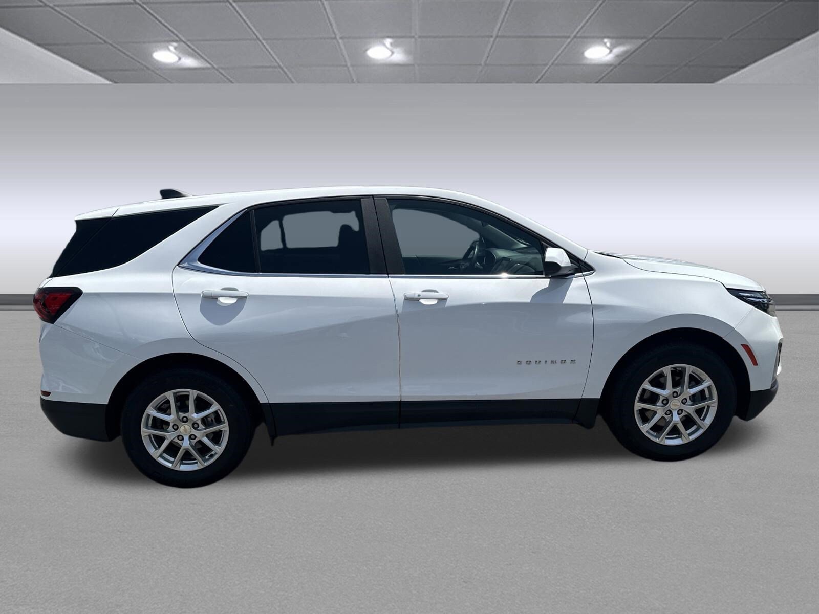 Used 2024 Chevrolet Equinox LT FWD image 2