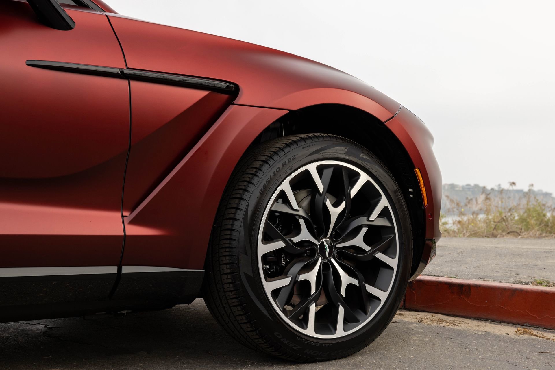Used 2021 Aston Martin DBX AWD/4WD image 8