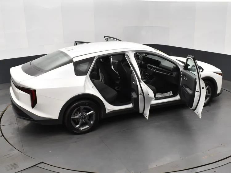 Used 2025 Kia K4 FWD image 6
