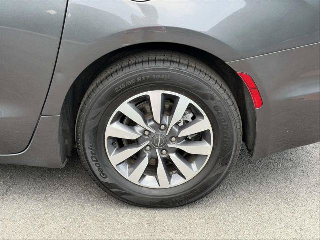 Used 2022 Chrysler Pacifica Touring-L FWD image 10
