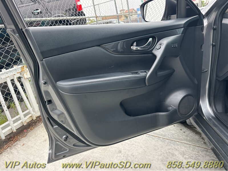 Used 2018 Nissan Rogue SV w/ Premium Package FWD image 15