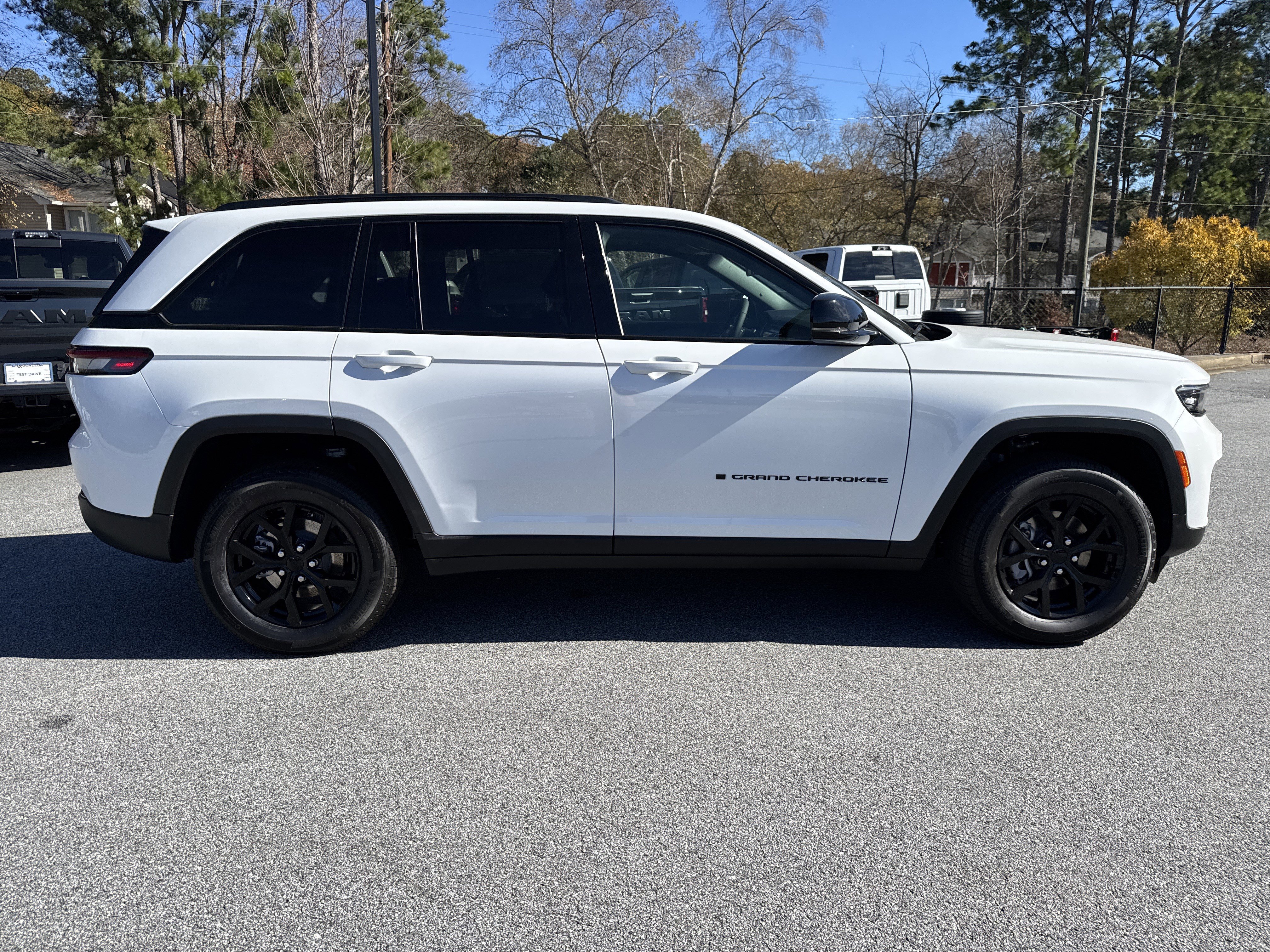 New 2025 Jeep Grand Cherokee Altitude image 9