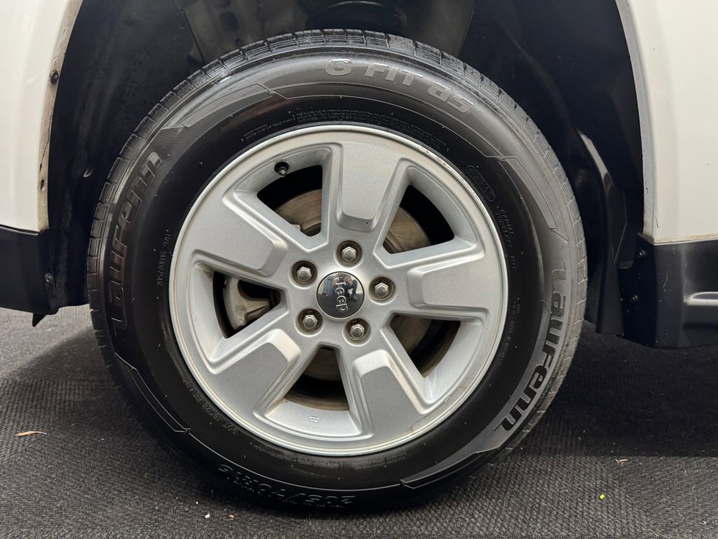 Used 2017 Jeep Compass Latitude FWD image 12