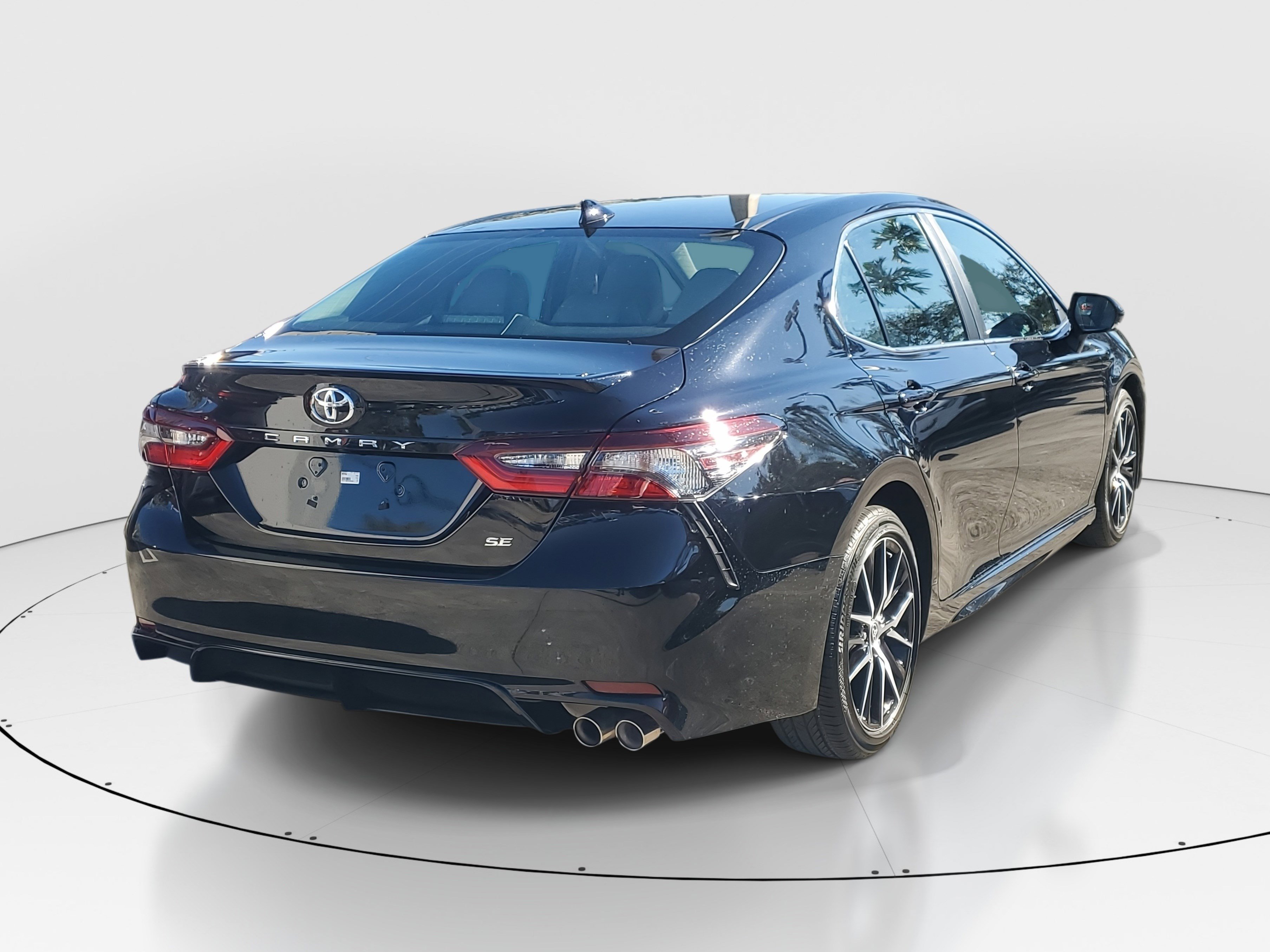 Used 2023 Toyota Camry SE image 3