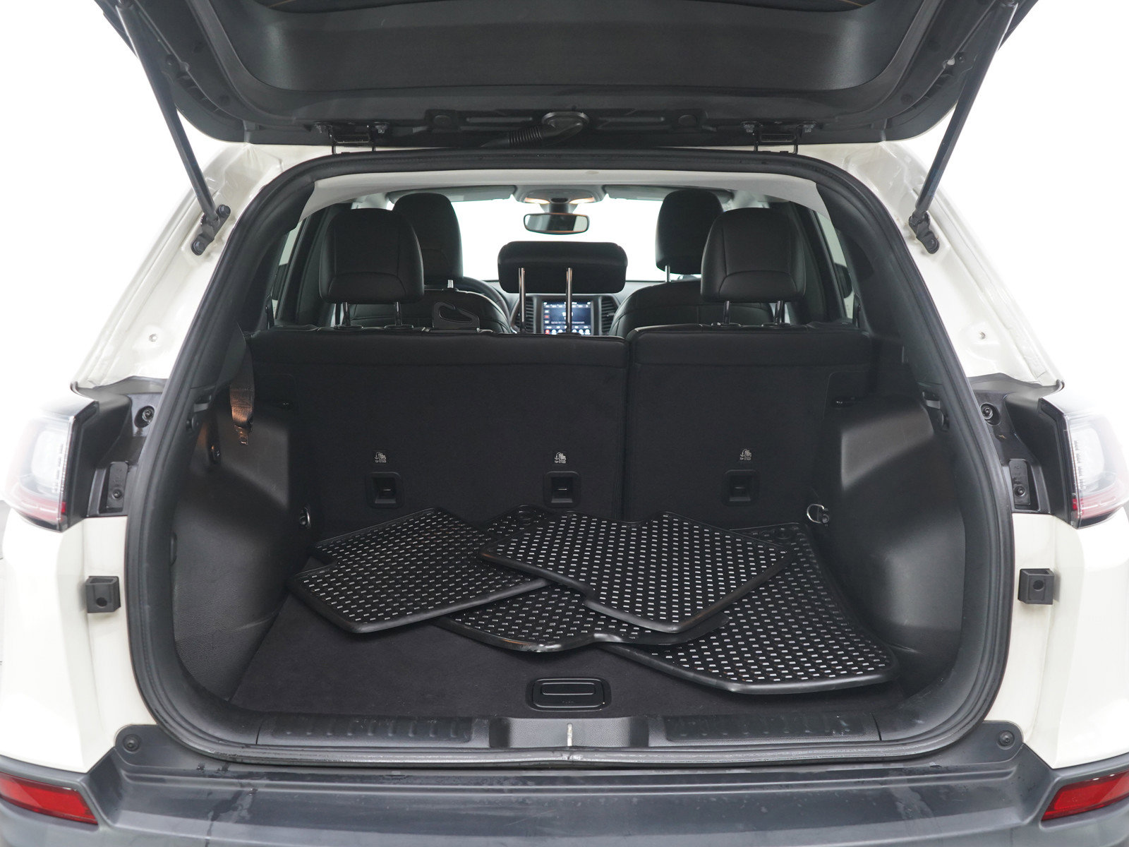 Used 2019 Jeep Cherokee Trailhawk w/ Cold Weather Group image 15