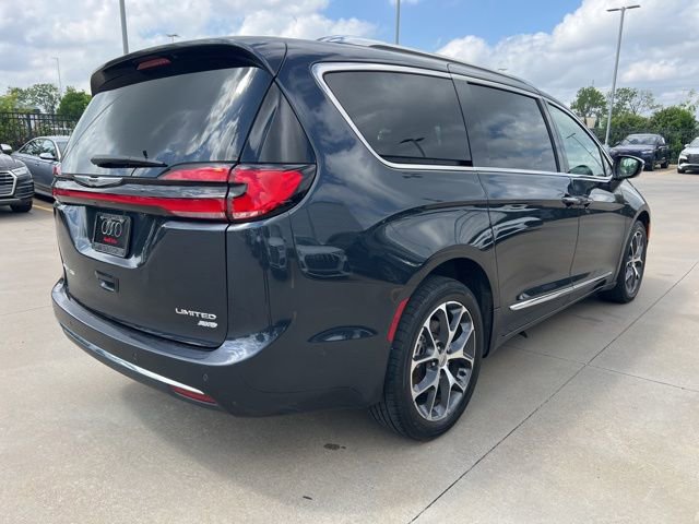 Used 2021 Chrysler Pacifica Limited w/ Uconnect Theater Family Group image 6