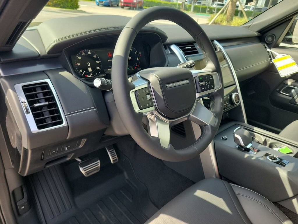 New 2025 Land Rover Discovery Metropolitan Edition AWD/4WD image 25