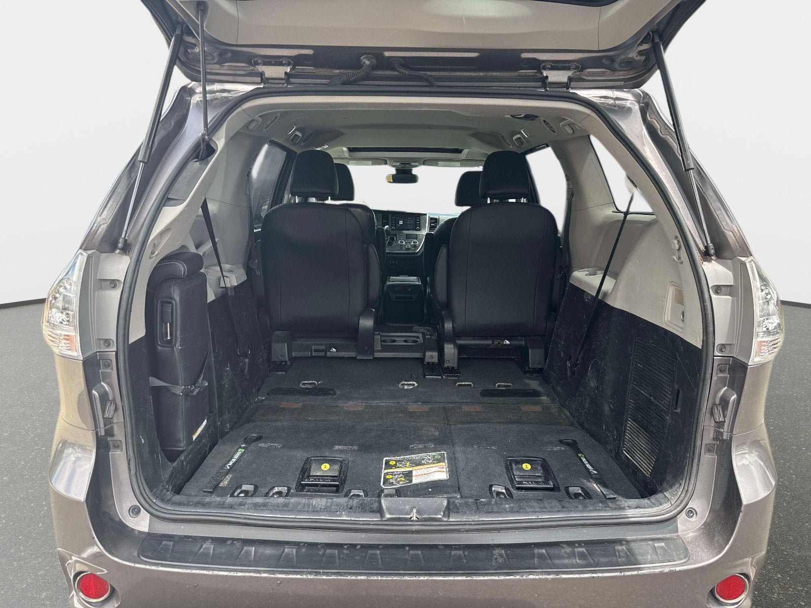 Used 2019 Toyota Sienna SE FWD image 7