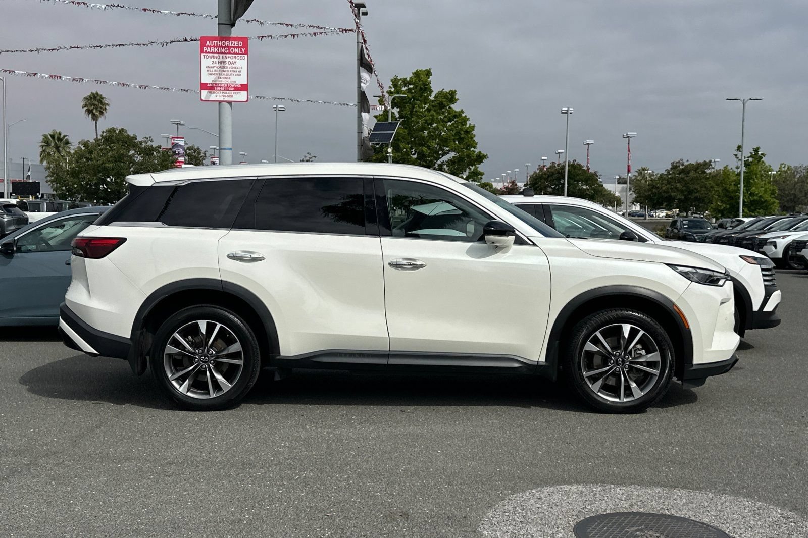 Used 2023 INFINITI QX60 Luxe w/ Cargo Package FWD image 3