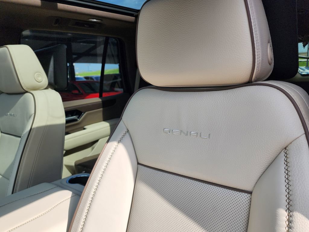 New 2026 GMC Yukon Denali w/ Denali Reserve Package AWD/4WD image 17
