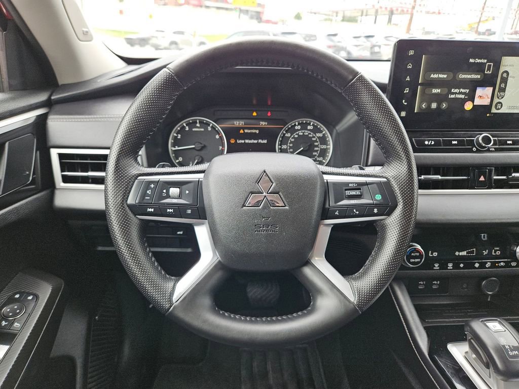 Used 2025 Mitsubishi Outlander SE AWD/4WD image 24