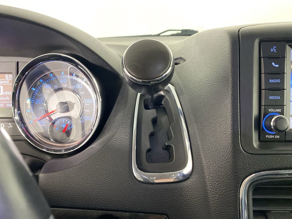 Used 2016 Chrysler Town & Country Touring w/ Driver Convenience Group image 18