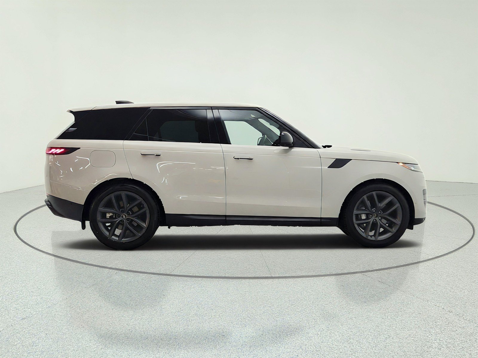 Used 2025 Land Rover Range Rover Sport SE AWD/4WD image 4