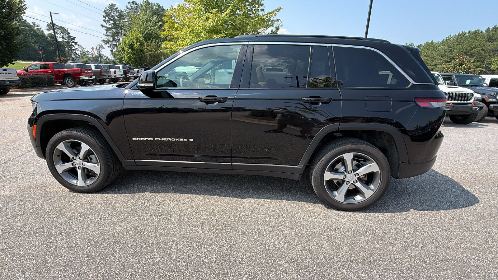 Used 2025 Jeep Grand Cherokee Limited w/ Luxury Tech Group II AWD/4WD image 11