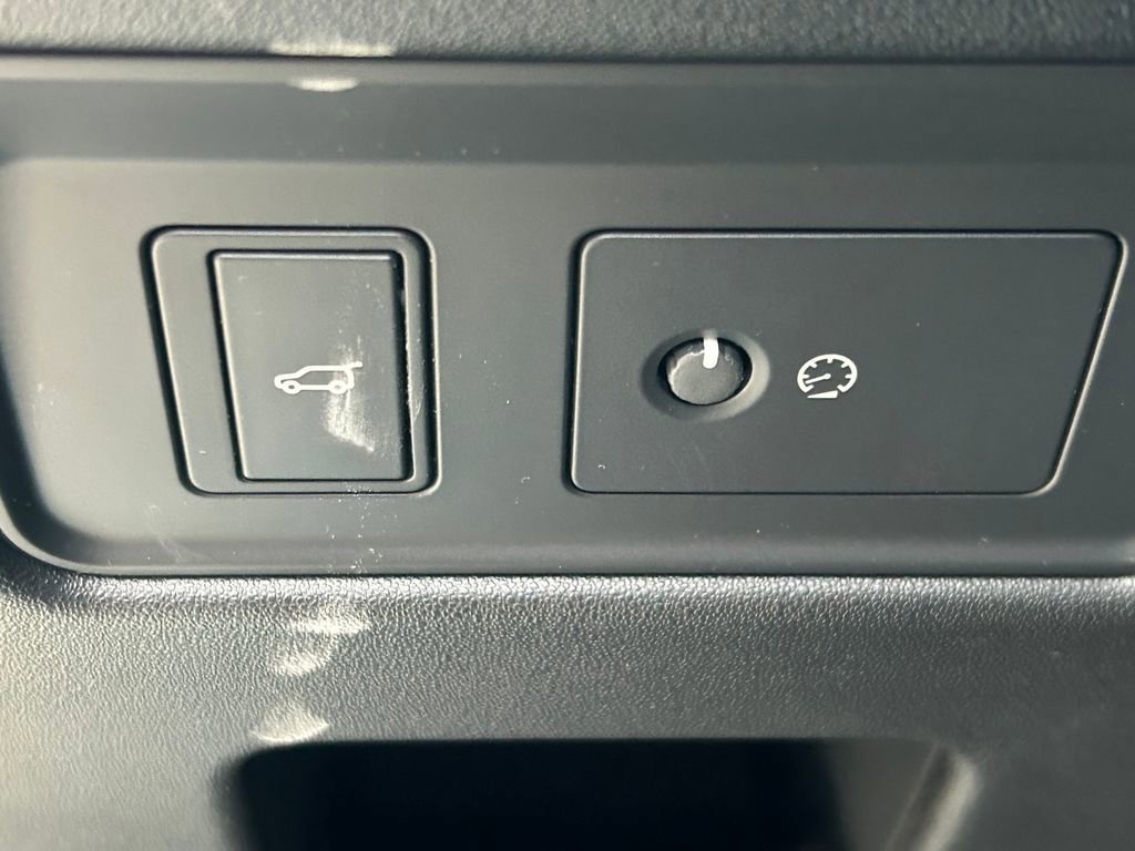 Used 2024 Land Rover Discovery Dynamic SE image 31