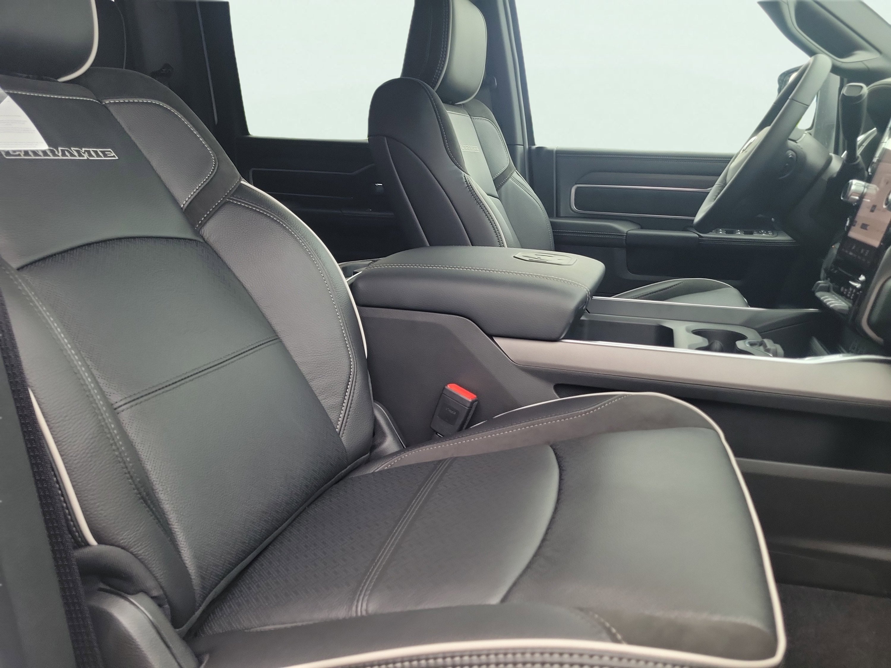 New 2026 RAM 2500 Laramie AWD/4WD image 17