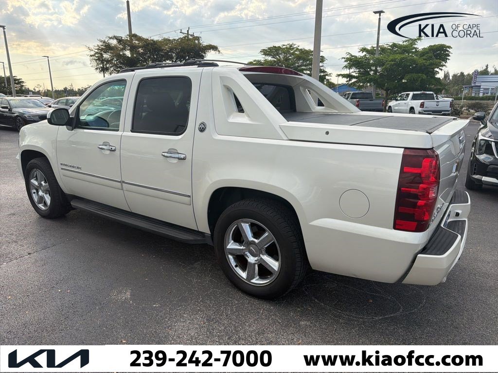 Used 2013 Chevrolet Avalanche LTZ image 7