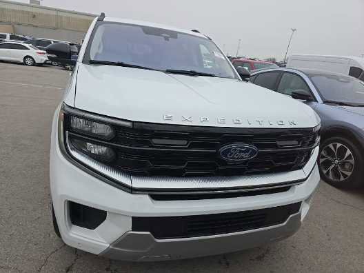 Used 2025 Ford Expedition Platinum image 3