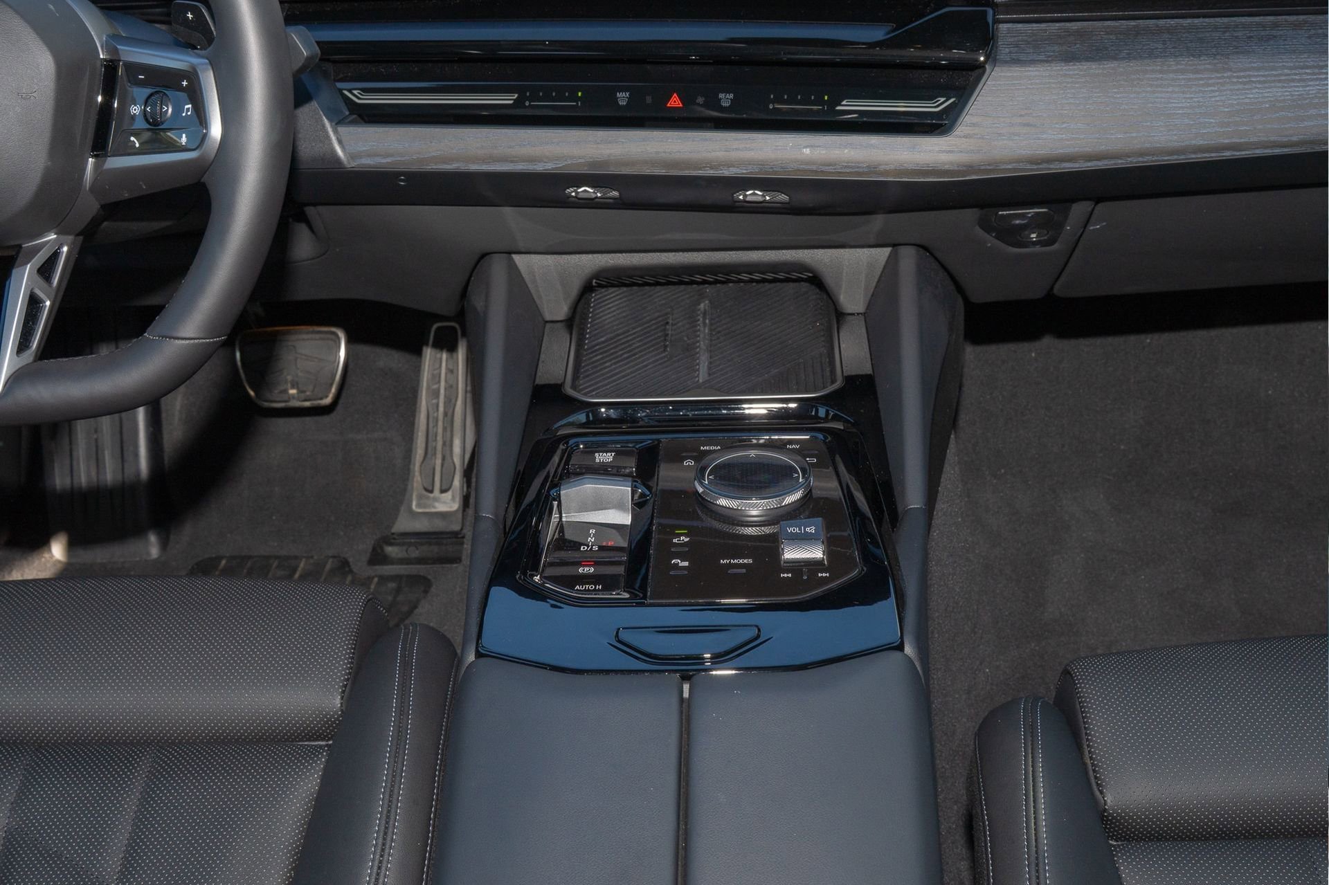 Used 2025 BMW 530i w/ M Sport Package RWD image 26