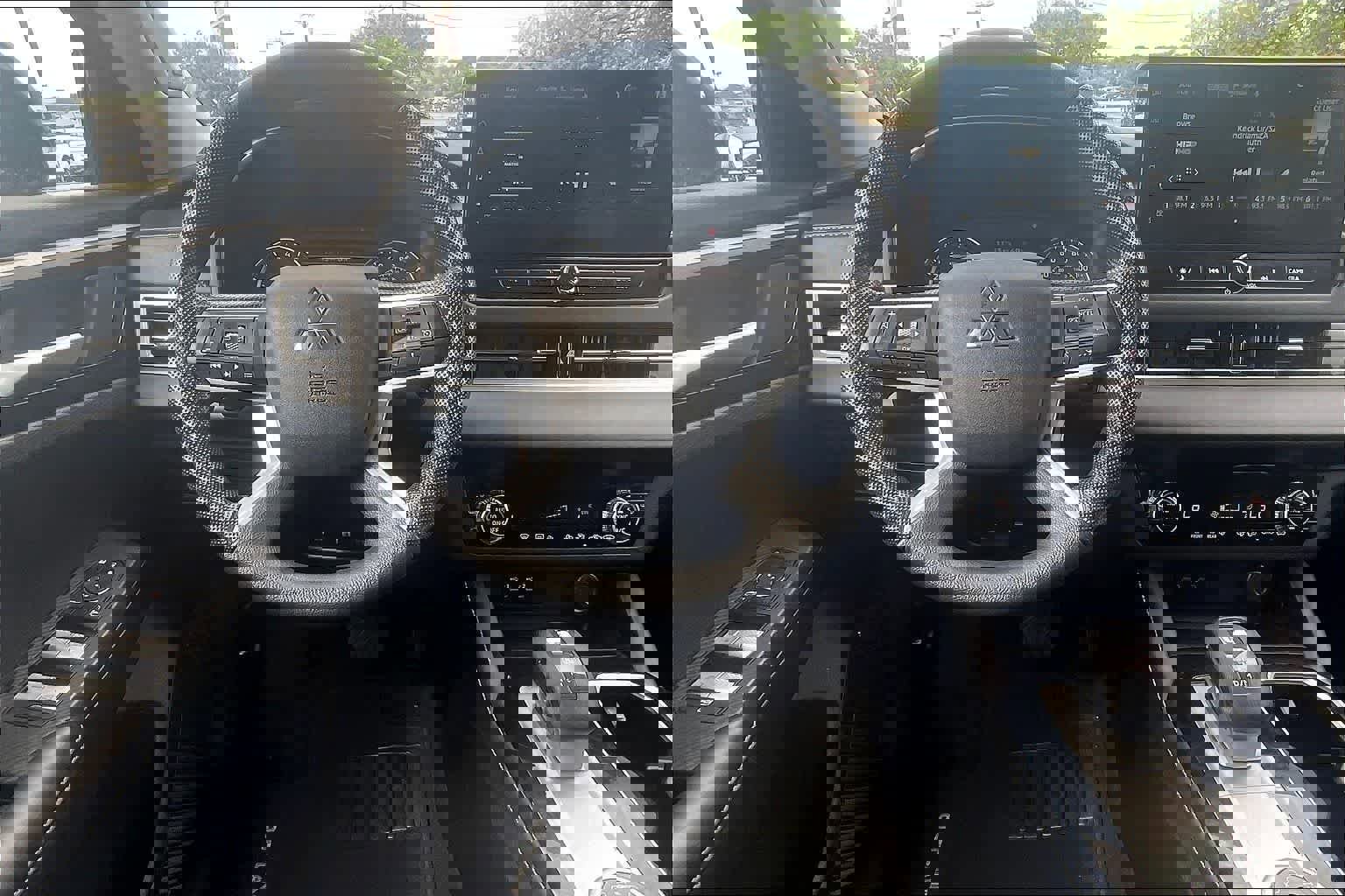 Used 2025 Mitsubishi Outlander ES image 14