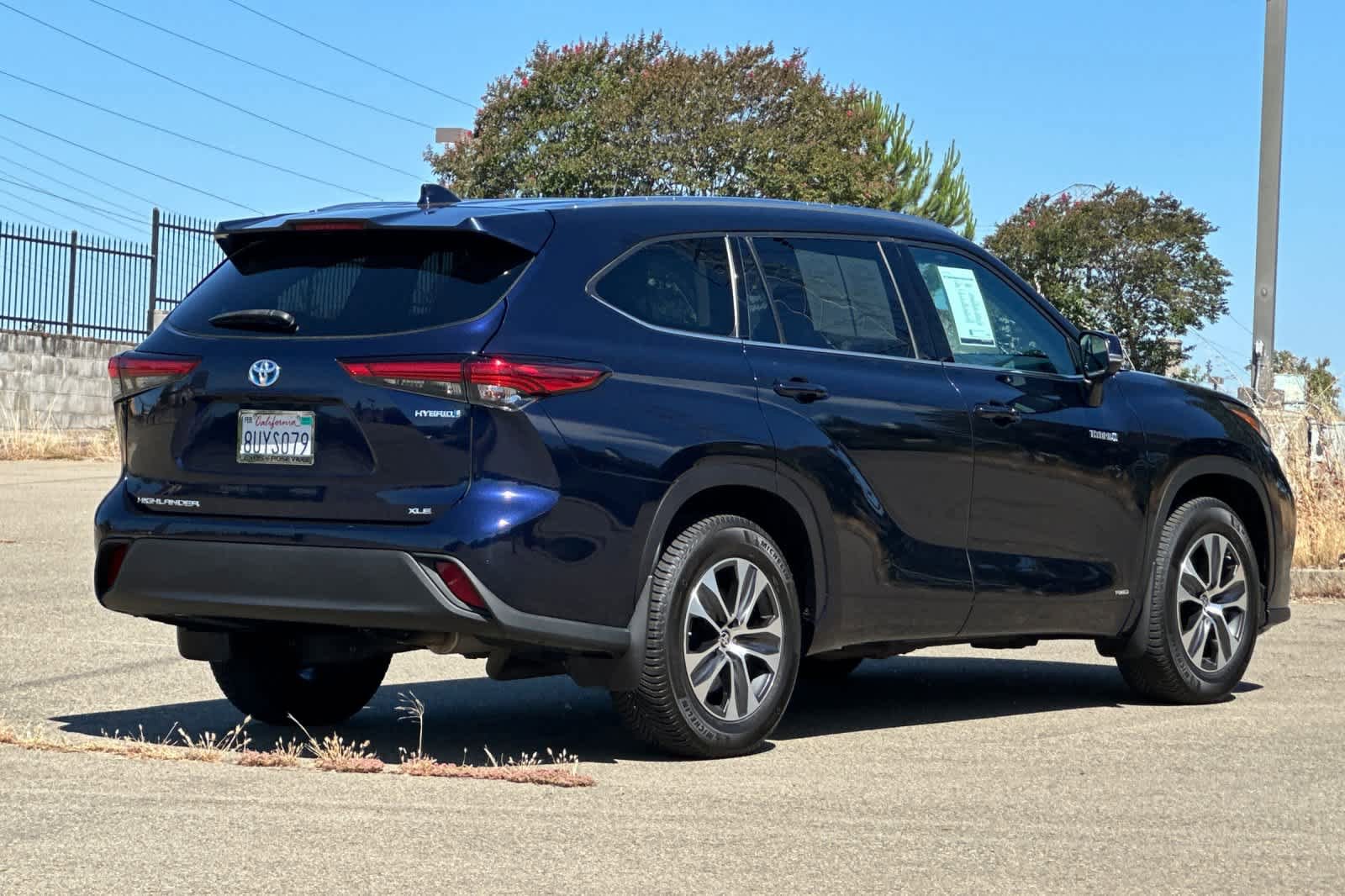 Used 2021 Toyota Highlander XLE AWD/4WD image 2