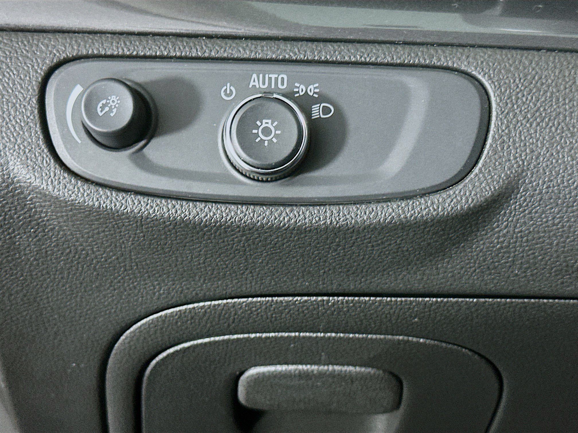 Used 2020 Buick Encore Preferred w/ Safety Package FWD image 17