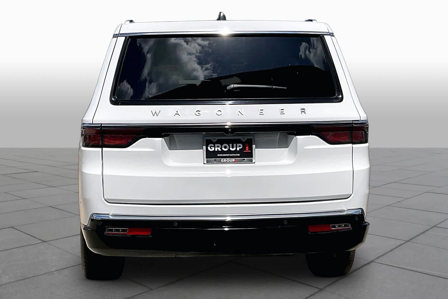 Used 2025 Jeep Wagoneer L Series II w/ 8-pass Seating Package AWD/4WD image 5