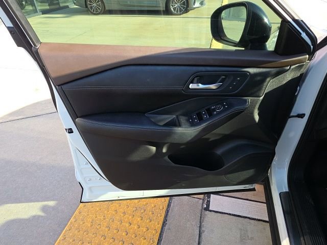 Used 2023 Nissan Rogue SL w/ SL Premium Package image 11